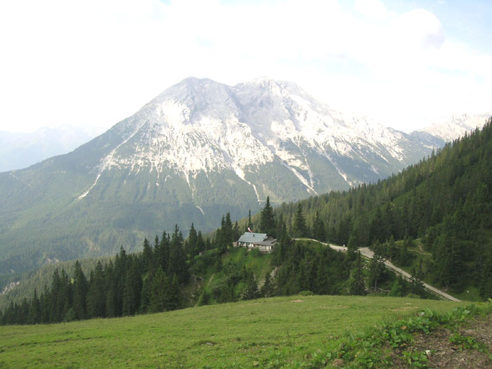 Wettersteinhütte und gegeüber Hohe Munde( 2661 m und 2594 m )